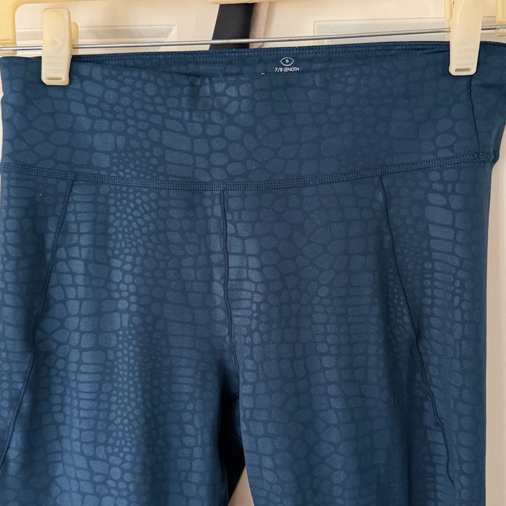 Sweaty Betty size small 7/8 leggings mesh detail at hem